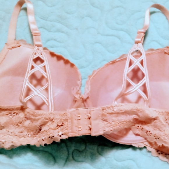 2 Bras - Picture 9 of 11